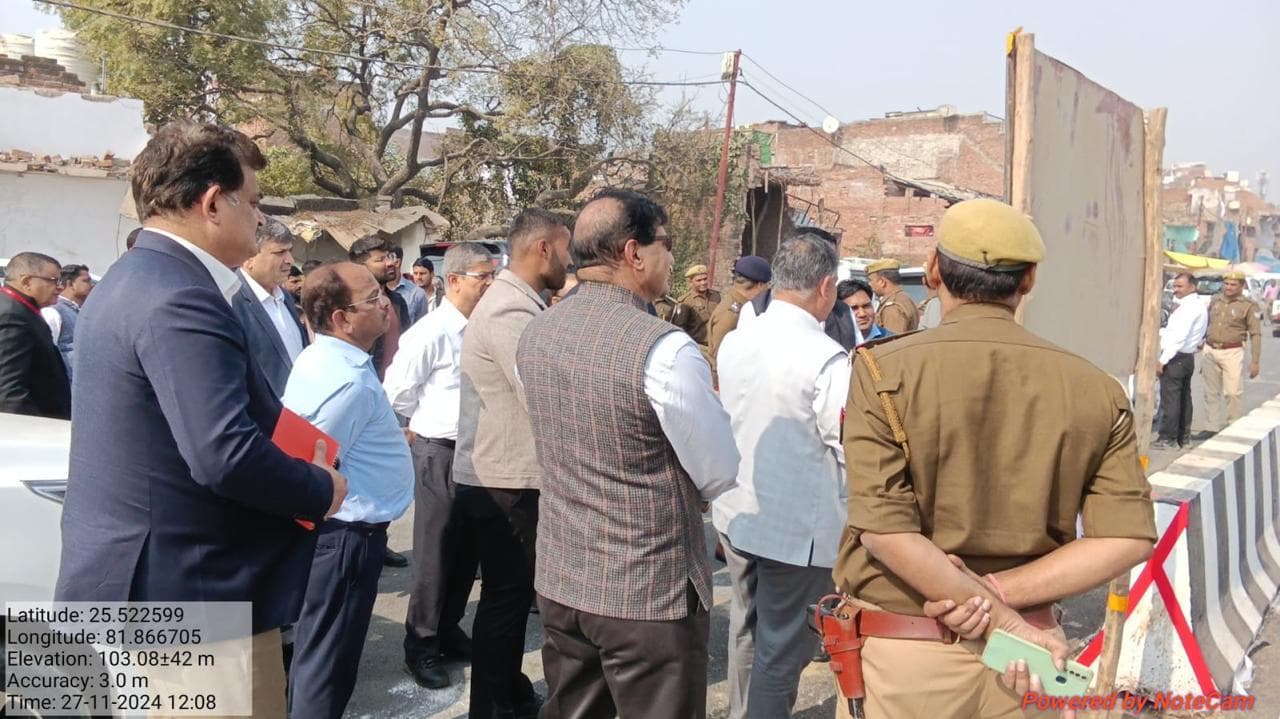 Team briefing during site inspection