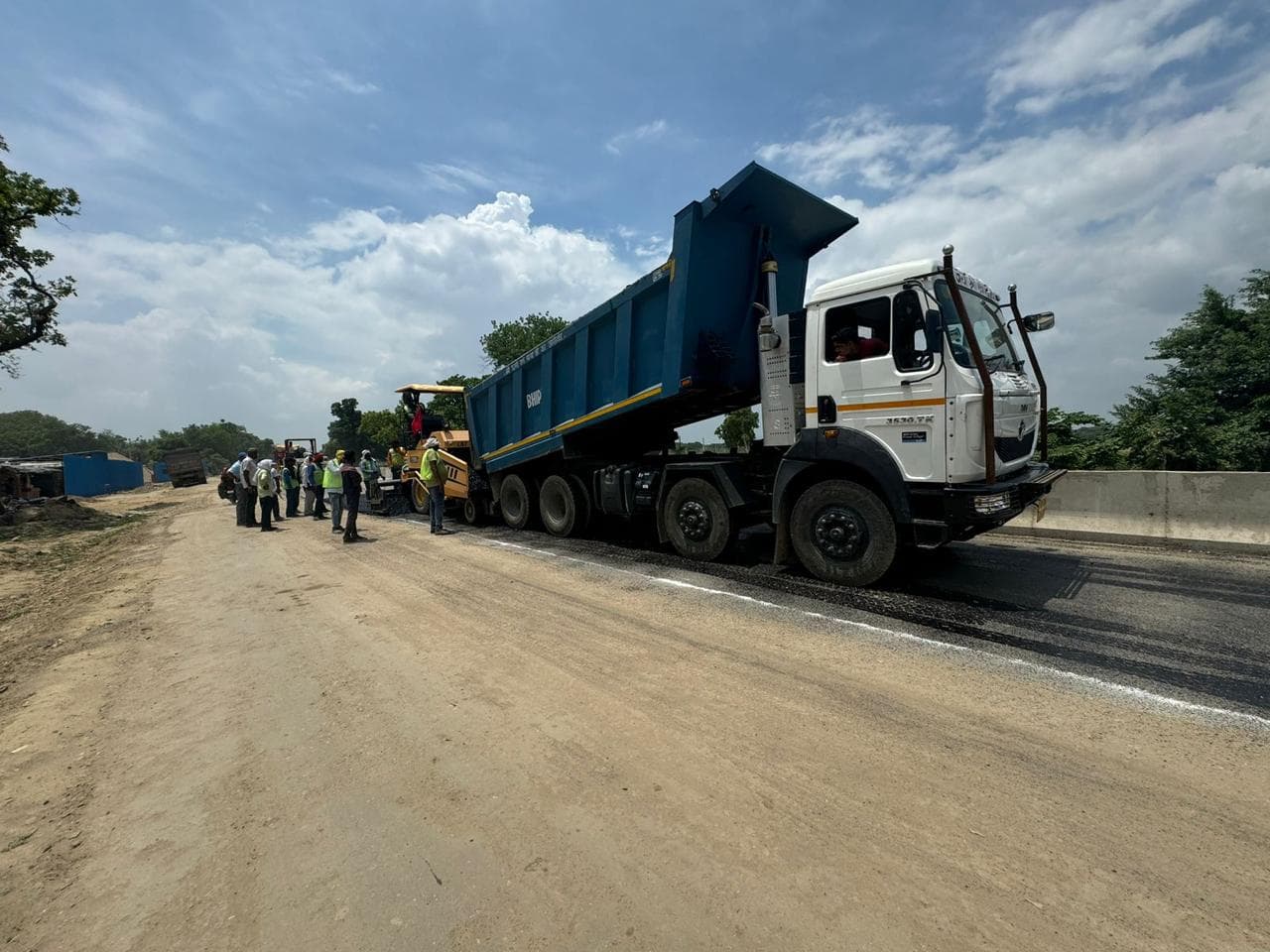 Hot mix plant in operation